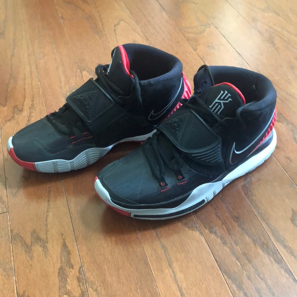 Men’s 8 AUTHENTIC Nike Kyrie Irving Sneakers.